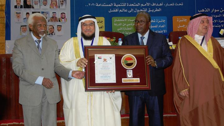 تقليد الكويتيين البابطين ومندني وسام الرئاسة السودانية للمسؤولية الاجتماعية